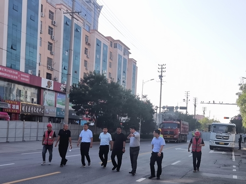 榆林市住建局黨組書記、局長紀(jì)磊一行蒞臨上郡北路道路綜合整治提升工程檢查指導(dǎo)工作