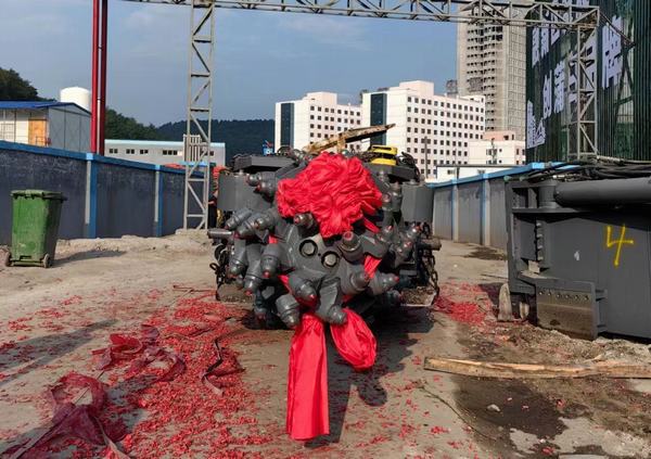 陜煤建設(shè)礦建二公司建莊項(xiàng)目部第二臺綜掘機(jī)入井