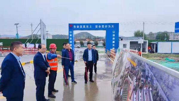 陜煤集團紀檢監(jiān)察三室主任楊勝利、鄉(xiāng)村振興辦副主任楊偉一行到陜煤建設天工公司承建的漢陰實驗中學項目檢查指導工作