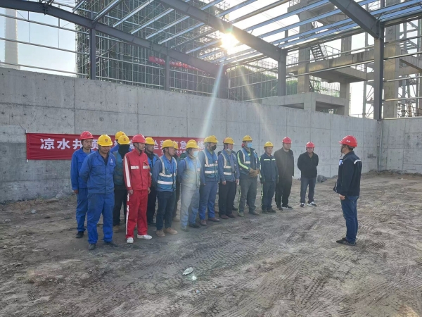 陜煤建設(shè)機(jī)電安裝公司涼水井項(xiàng)目部開(kāi)展高處墜落演練活動(dòng)