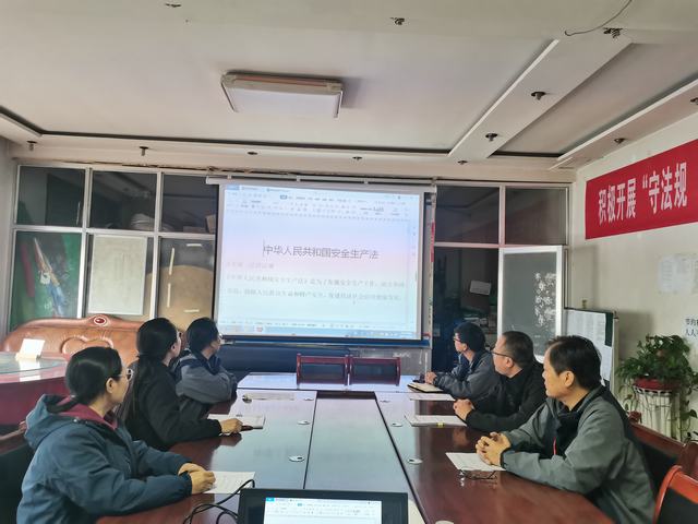  陜煤建設(shè)韓城分公司土建五項(xiàng)目部開(kāi)展“黨員、團(tuán)員身邊無(wú)隱患”系列活動(dòng)為安全生產(chǎn)保駕護(hù)航