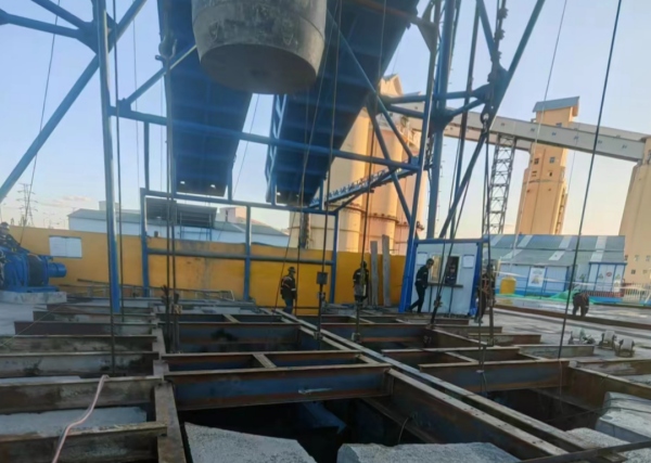 陜煤建設(shè)礦建三公司袁大灘礦二號(hào)回風(fēng)立井封口盤、吊盤安裝順利完成