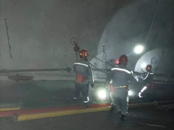 陜煤建設(shè)機(jī)電安裝公司沙梁煤礦斜井管路延伸工程如火如荼