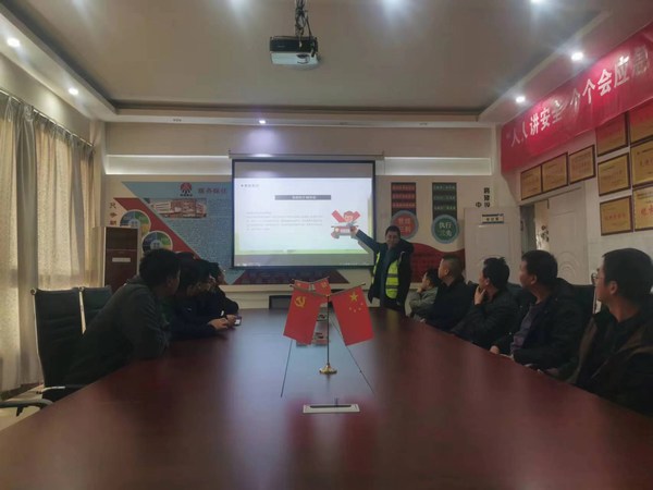 陜煤建設(shè)路橋分公司靖神鐵路項(xiàng)目部開展“文明交通，你我同行”全國交通安全日活動