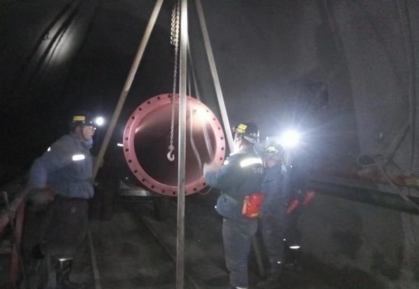 陜煤建設礦建二公司安裝項目部 ：“鏖戰(zhàn)”王峰煤礦井下萬米管路安裝