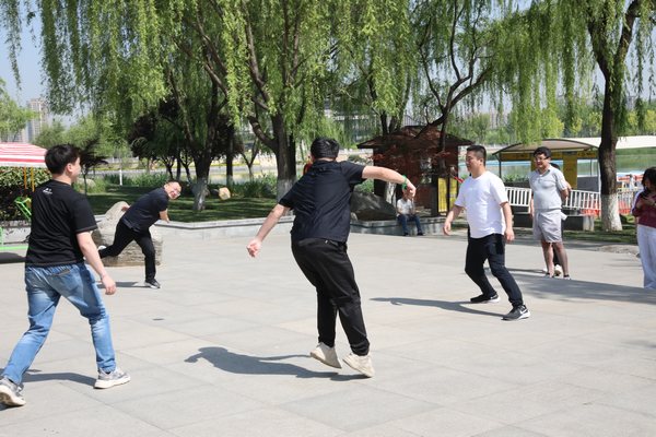 陜煤建設(shè)路橋分公司舉辦“迎五一、鼓干勁、促團(tuán)結(jié)”懷舊嘉年華趣味活動(dòng)