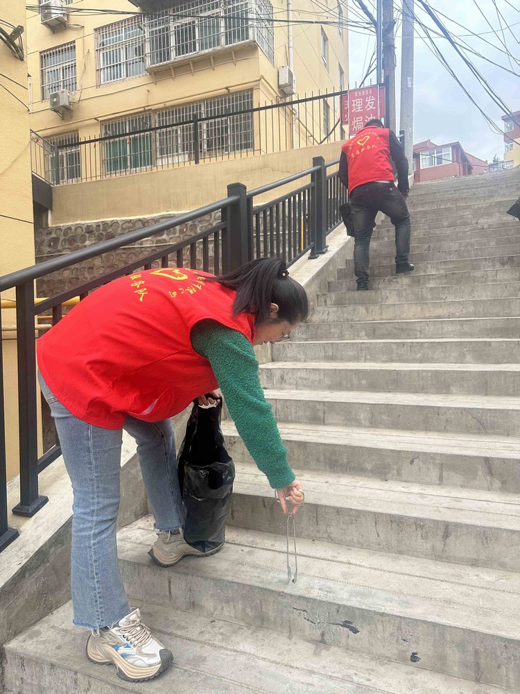 陜煤建設(shè)機(jī)電安裝公司：志愿服務(wù)迎“五一”，文明與愛齊傳遞