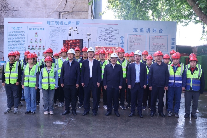 陜煤建設(shè)領(lǐng)導(dǎo)“五一”假期深入基層督導(dǎo)安全生產(chǎn)工作并慰問(wèn)一線干部員工