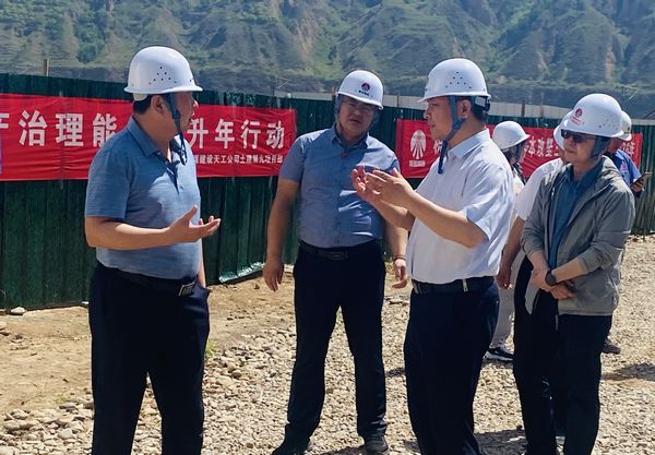 陜煤集團基本建設(shè)部高級主任師楊景輝一行蒞臨陜煤建設(shè)天工公司承建的胡孟改擴建項目檢查指導工作