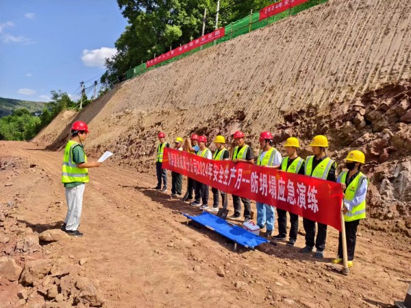 陜煤建設(shè)咸陽分公司第六項目部開展防坍塌應(yīng)急救援演練