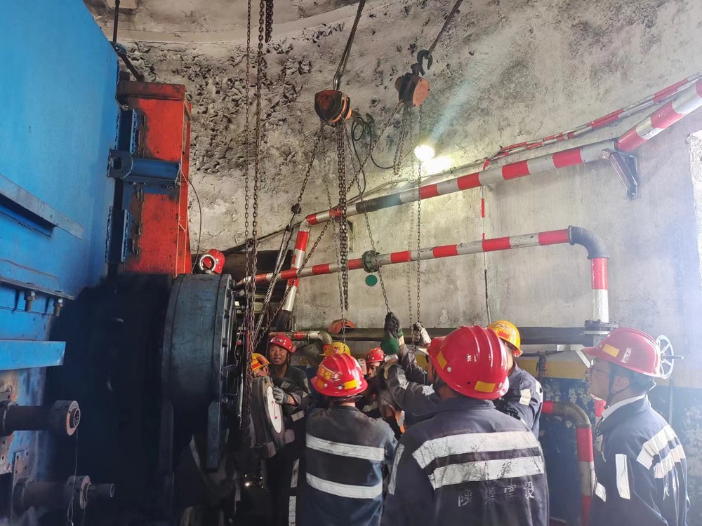 陜煤建設(shè)洗選煤第三項目部：“零點堅守” 穩(wěn)步完成101帶式輸送機(jī)帶面及機(jī)頭拖帶滾筒更換工程