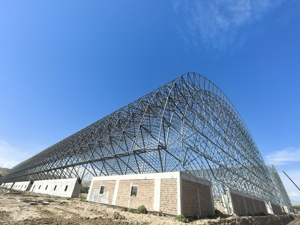 陜煤建設(shè)天工公司承建的伊寧市煤炭儲運中心基地建設(shè)項目1#、2#儲煤棚順利合攏