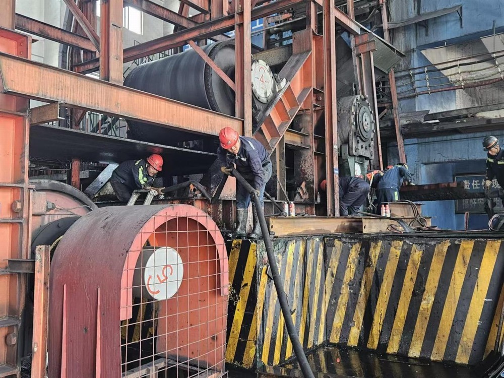 陜煤建設(shè)機(jī)電安裝公司神府項(xiàng)目部提前8小時(shí)完成驅(qū)動裝置滾筒及機(jī)架更換檢修任務(wù)