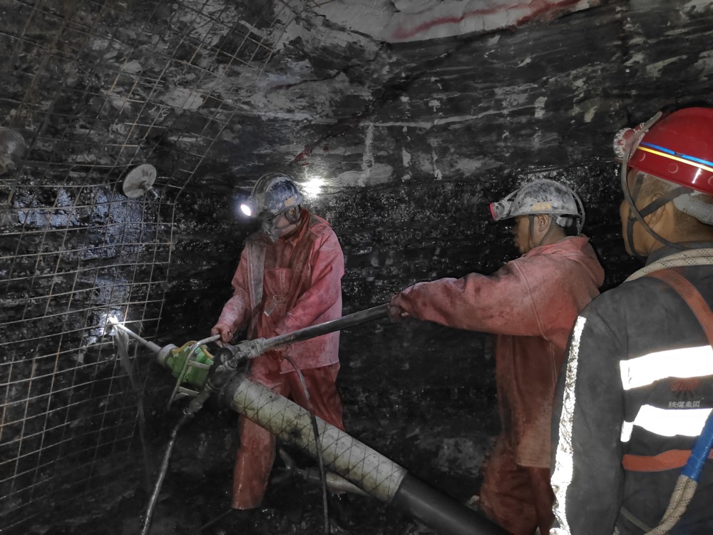 陜煤建設(shè)礦建三公司承建的貫屯煤礦西翼進(jìn)、回風(fēng)立井圓滿完成揭煤工作