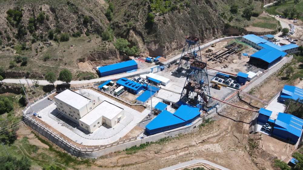 陜煤建設(shè)礦建三公司承建的華龍煤業(yè)貫屯煤礦西翼進、回風立井煤門順利完工