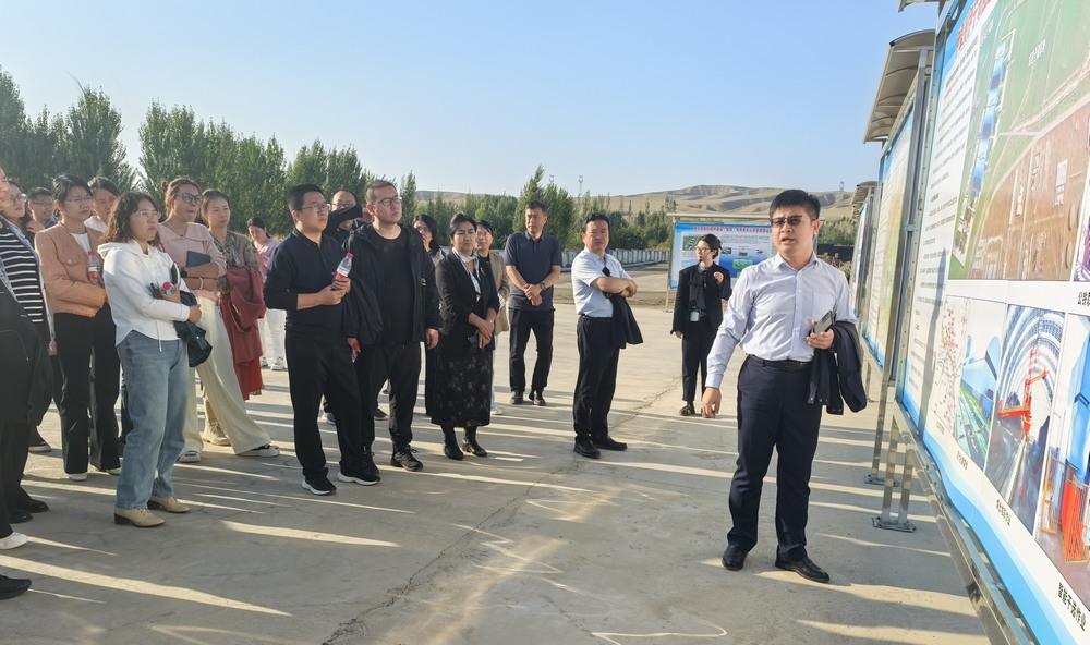 伊寧市財(cái)政局局長(zhǎng)劉慧杰深入陜煤建設(shè)天工公司新疆第一項(xiàng)目部調(diào)研