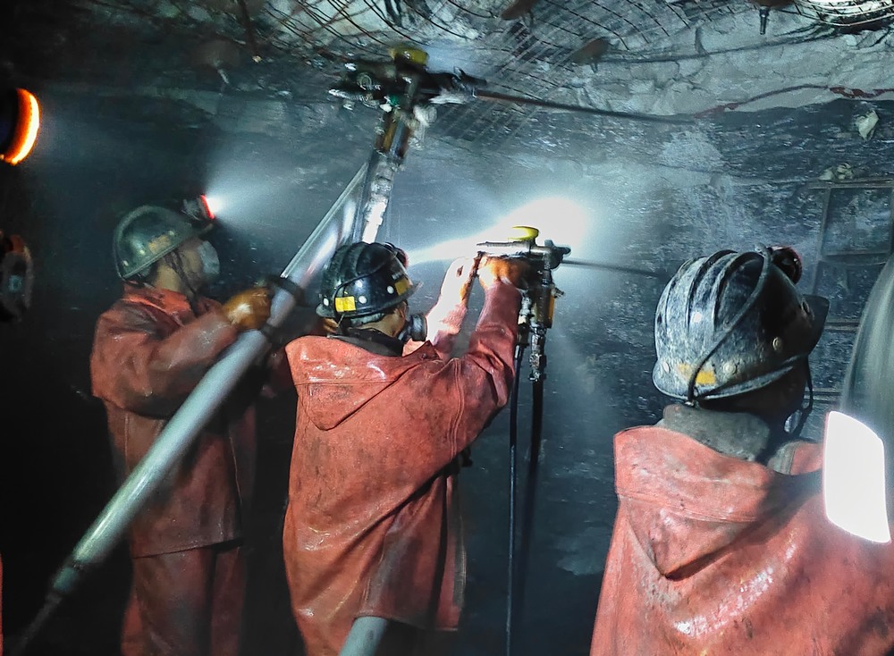 陜煤建設(shè)礦建三公司承建的華龍煤礦西翼進風立井安全順利落底