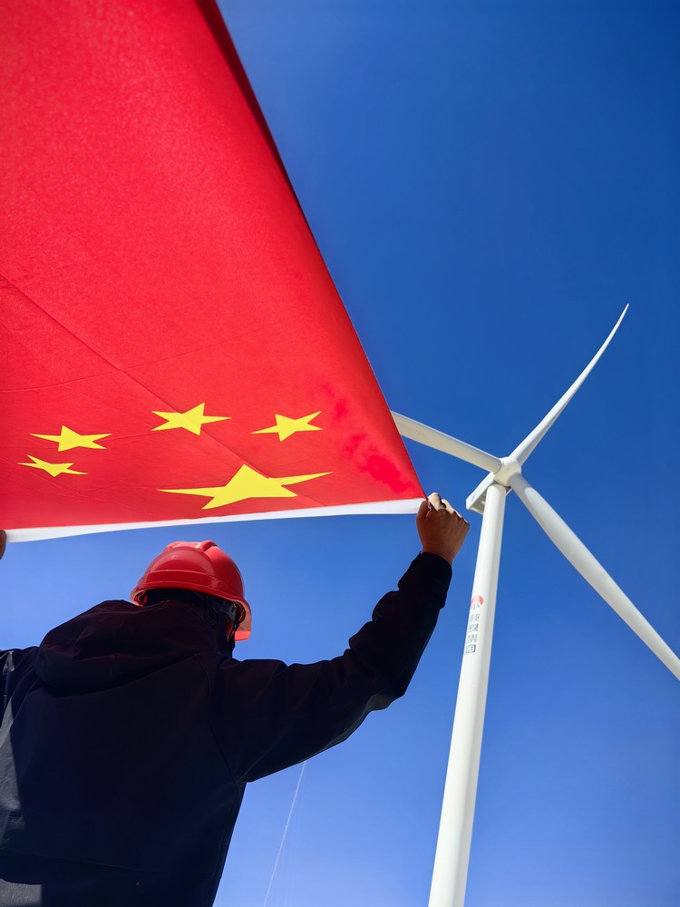 陜煤建設(shè)者與國旗合影，共筑強國夢