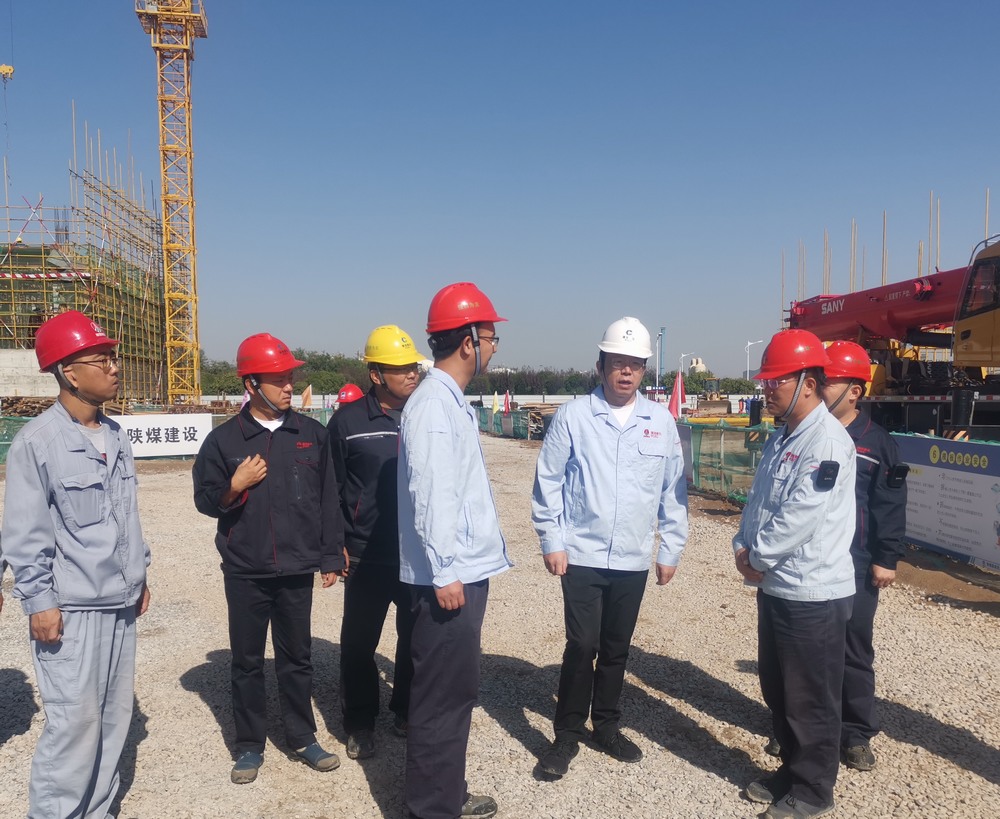 蒲城清潔能源化工有限責(zé)任公司黨委書記、董事長封建利一行深入陜煤建設(shè)天工公司基層項目部檢查指導(dǎo)