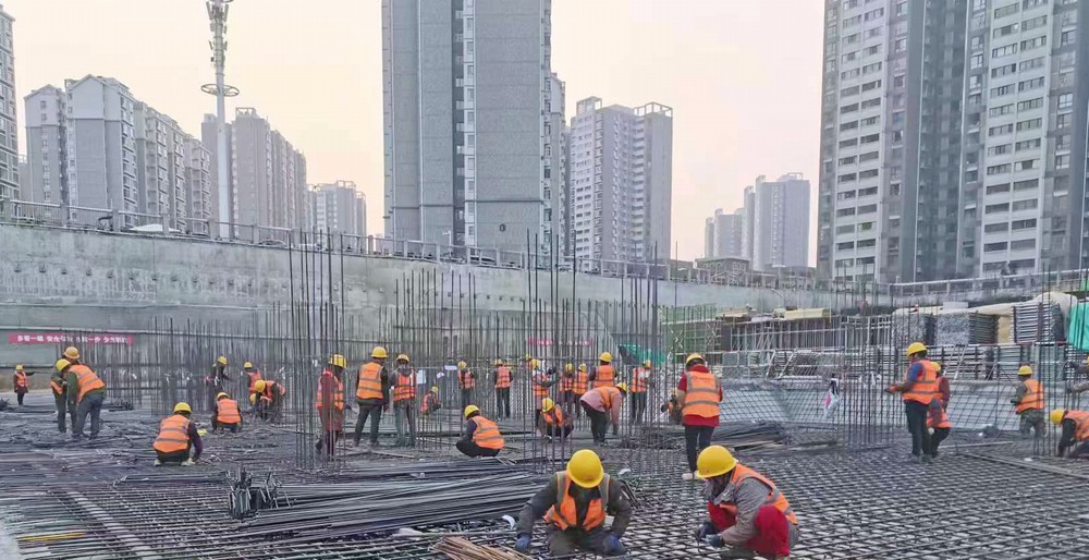 陜煤建設(shè)新龍城直屬項(xiàng)目部：國慶假日不打烊，熱火朝天忙生產(chǎn)