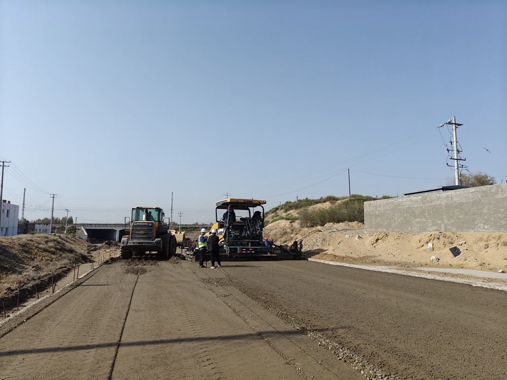 陜煤建設路橋分公司物流園區(qū)二號進場道路大干快上，吹響項目建設“沖鋒號”