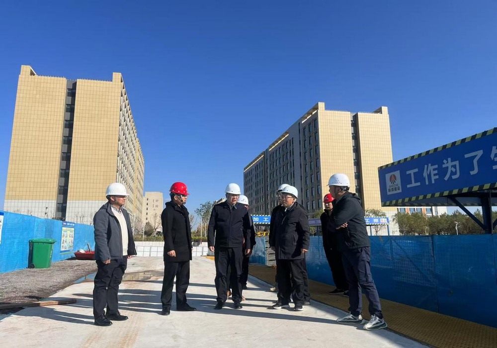 鄂爾多斯市代建中心及應(yīng)用技術(shù)學(xué)院校方對鄂爾多斯市應(yīng)用技術(shù)學(xué)院項目進(jìn)行調(diào)研