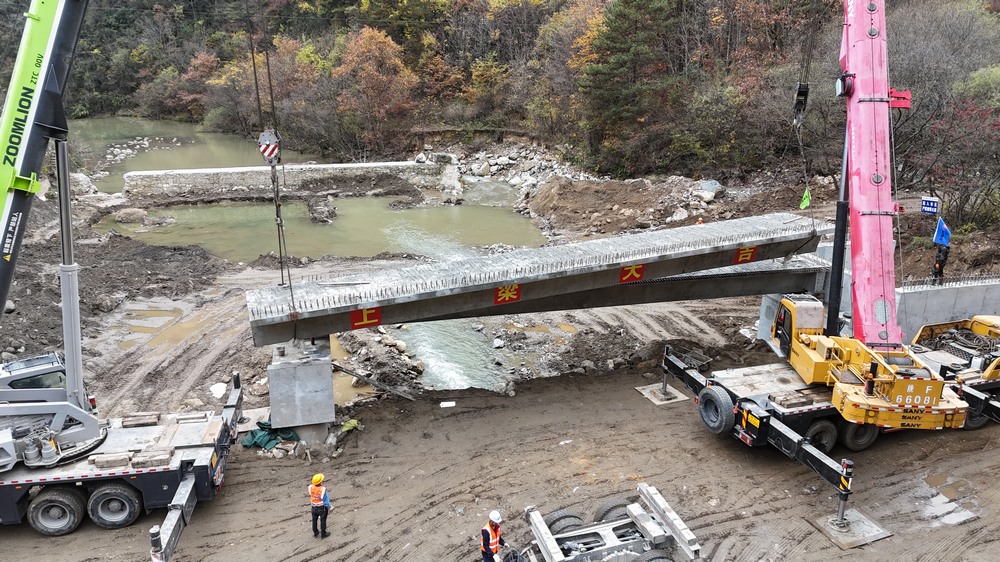 陜煤建設(shè)路橋分公司秦嶺東段國(guó)有林區(qū)森林火災(zāi)高風(fēng)險(xiǎn)區(qū)防火應(yīng)急道路建設(shè)項(xiàng)目箱梁架設(shè)成功