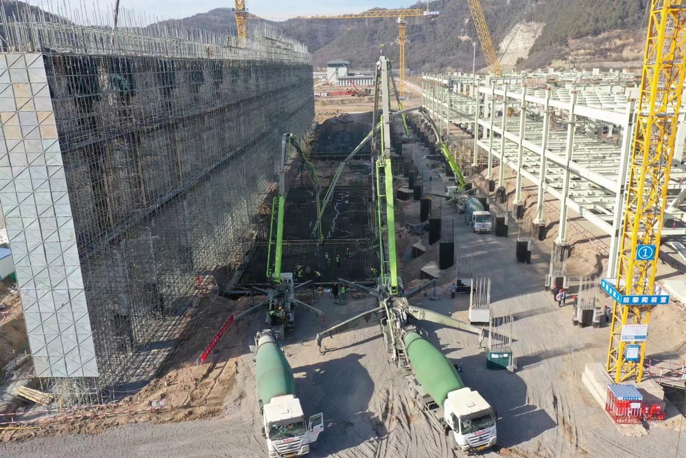 陜煤建設(shè)黃陵電廠項(xiàng)目部：三臺(tái)汽車泵，25小時(shí)，2830立方米混凝土順利完成澆筑