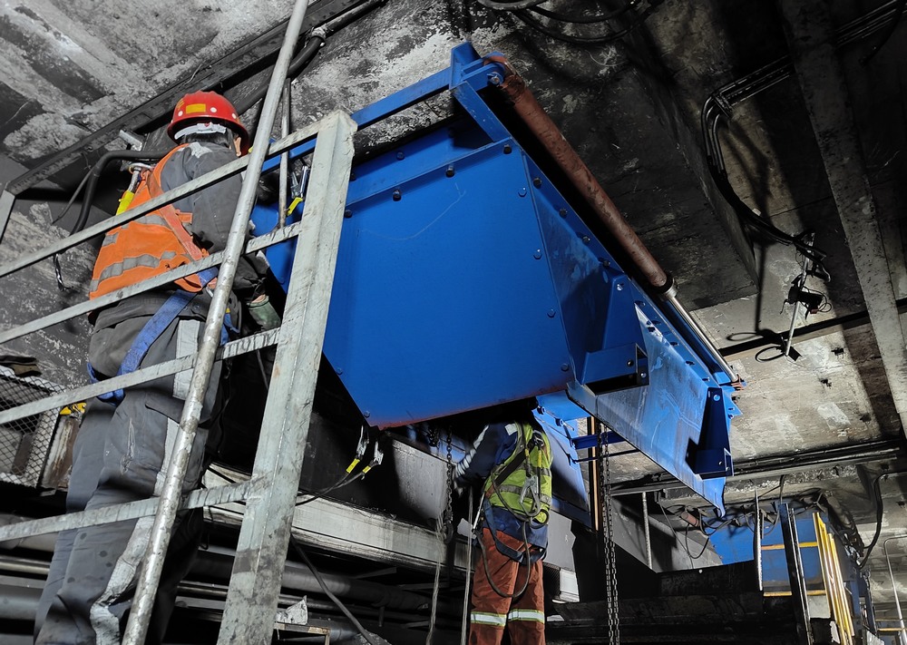 陜煤建設(shè)洗選煤運(yùn)營(yíng)分公司第二項(xiàng)目部：落煤塔暗道給煤機(jī)更換工程順利竣工，助力煤礦高效生產(chǎn)