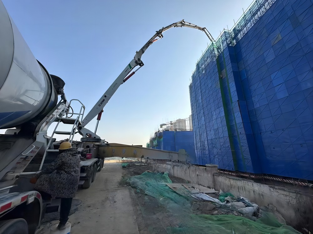 陜煤建設(shè)天工公司承建的大秦·山水逸境項(xiàng)目1#、2#樓工程主體結(jié)構(gòu)順利封頂