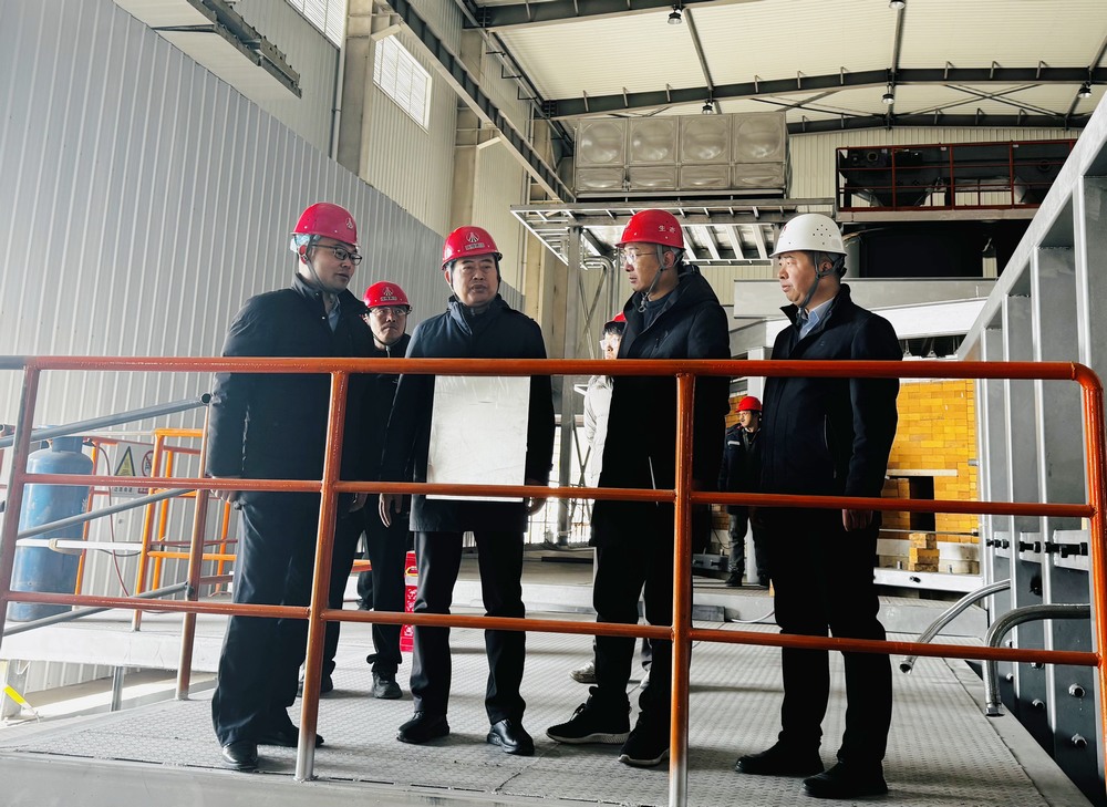 陜西建材科技集團(tuán)黨委書(shū)記、董事長(zhǎng)、總經(jīng)理周紅深入天工公司基層項(xiàng)目部進(jìn)行慰問(wèn)