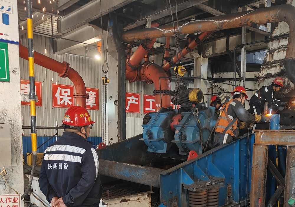 陜煤建設(shè)洗選煤運(yùn)營(yíng)公司第二項(xiàng)目部：新年破曉，檸條塔煤礦主洗車(chē)間預(yù)濕篩與矸石脫介篩 “迭代升級(jí)” 之戰(zhàn)打響