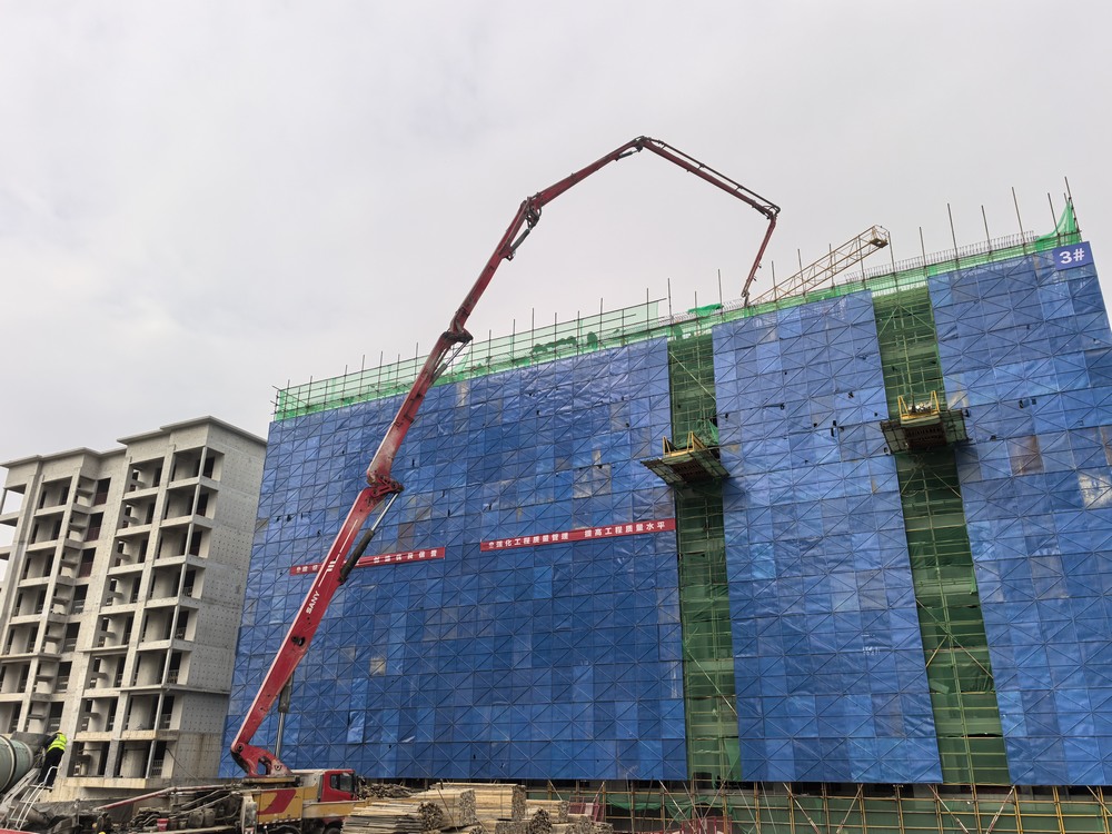 實力彰顯！陜煤建設(shè)天工公司承建的大秦·山水逸境項目全部工程主體結(jié)構(gòu)順利封頂