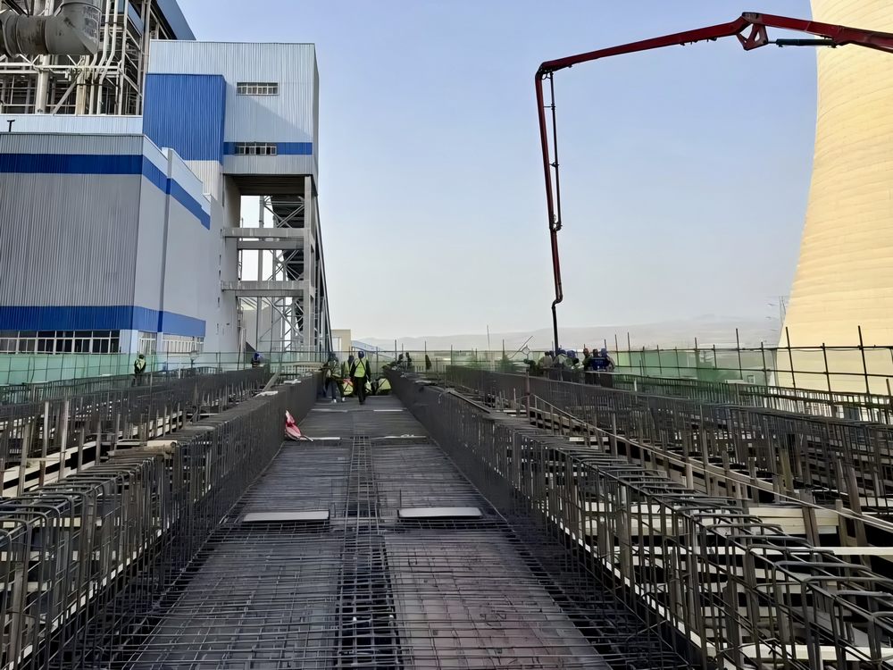 陜煤建設(shè)機(jī)電安裝公司新能源項(xiàng)目部1號機(jī)組冷端優(yōu)化項(xiàng)目主體框架結(jié)構(gòu)圓滿封頂