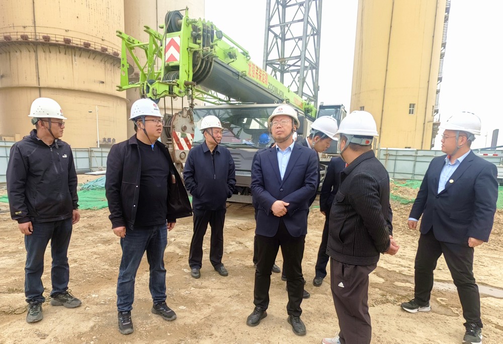 陜西陜煤榆北煤業(yè)有限公司黨委委員、副總經(jīng)理黃永安一行深入天工公司基層項目檢查指導(dǎo)