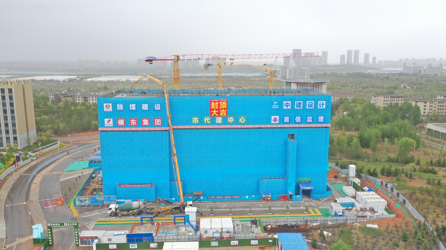 陜煤建設(shè)內(nèi)蒙古分公司：鄂爾多斯應(yīng)用技術(shù)學(xué)院實(shí)驗(yàn)樓主體結(jié)構(gòu)封頂，項(xiàng)目建設(shè)進(jìn)入新階段