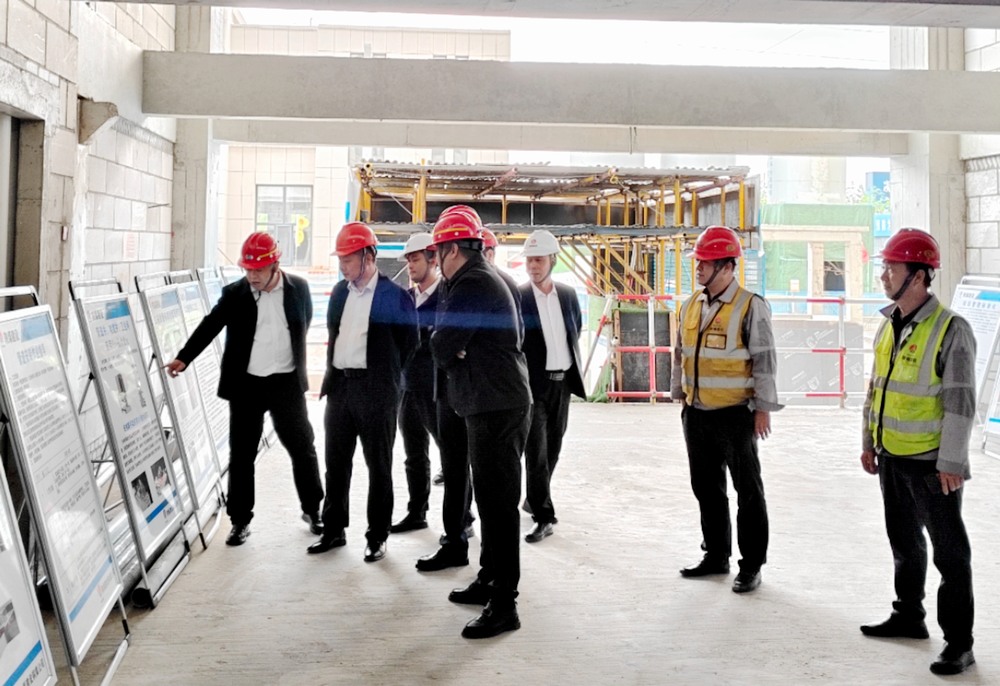 陜煤集團(tuán)基本建設(shè)部高級(jí)主任師楊景輝一行深入陜煤建設(shè)銅煤公司承建的檸條塔新建3#、4#員工公寓樓項(xiàng)目檢查指導(dǎo)工作