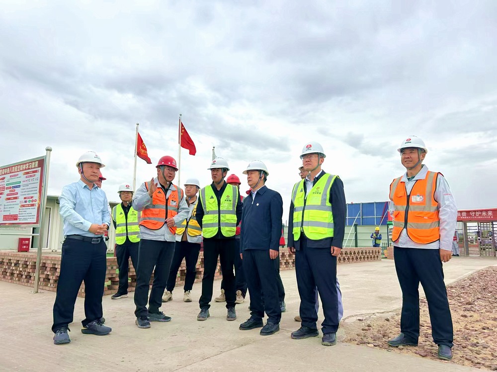 陜煤集團(tuán)工程總監(jiān)、基本建設(shè)管理部總經(jīng)理李仰東深入榆林化學(xué)二期項(xiàng)目檢查指導(dǎo)