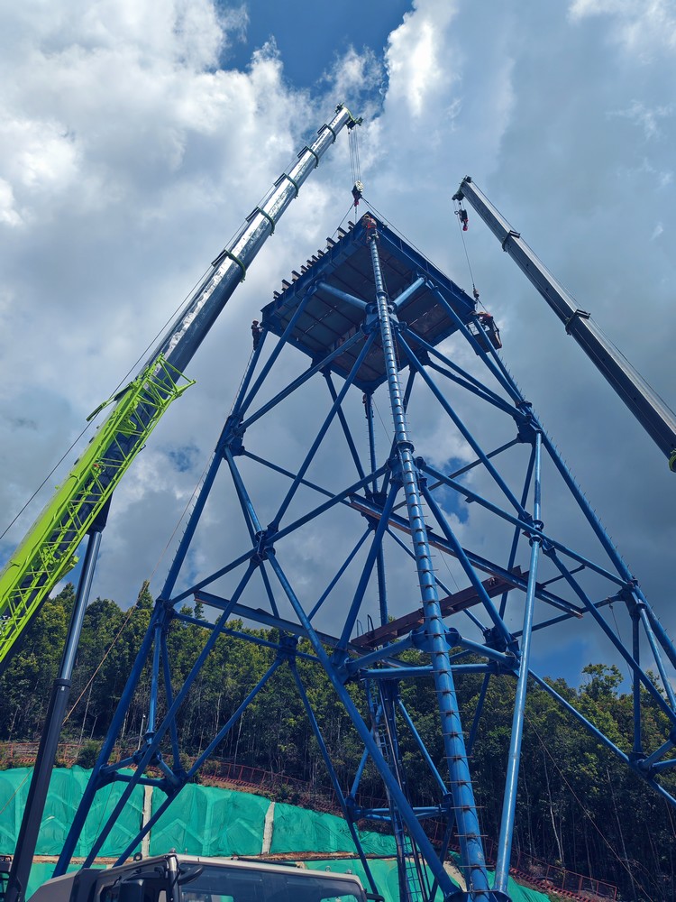 陜煤建設(shè)礦建三公司海南鸚哥嶺項目ⅣG型井架成功合攏