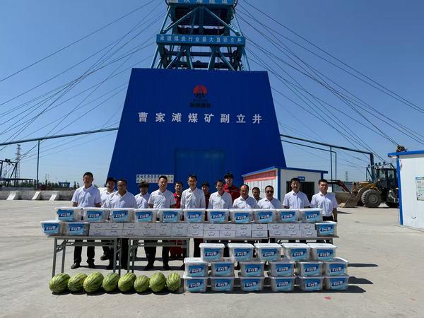 陜西陜煤曹家灘礦業(yè)有限公司領(lǐng)導(dǎo)深入陜煤建設(shè)礦建二公司第三項(xiàng)目部“清涼”慰問一線職工