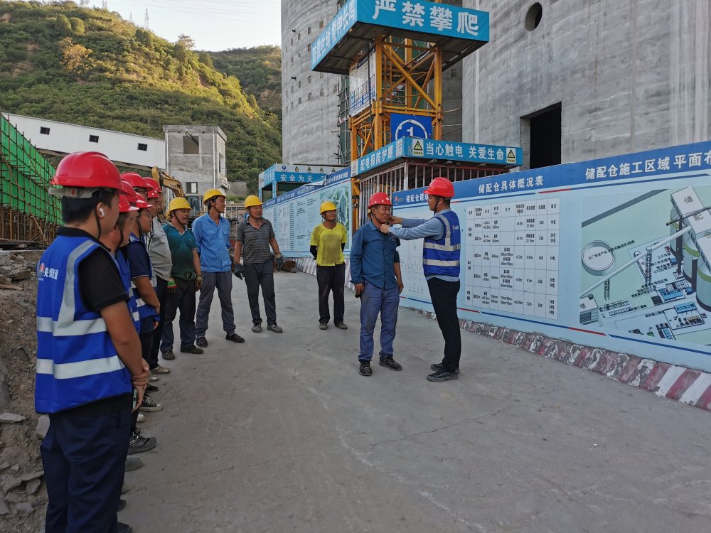 陜煤建設(shè)韓城分公司土建十一項(xiàng)目部：每日一聚話安全，工地防線牢又堅(jiān)