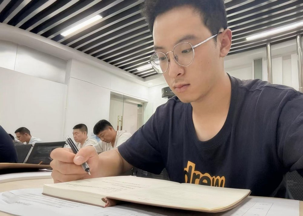 陜煤建設(shè)煤礦運(yùn)營(yíng)服務(wù)分公司:煤海新兵的成長(zhǎng)注腳 青春與建設(shè)的雙向奔赴