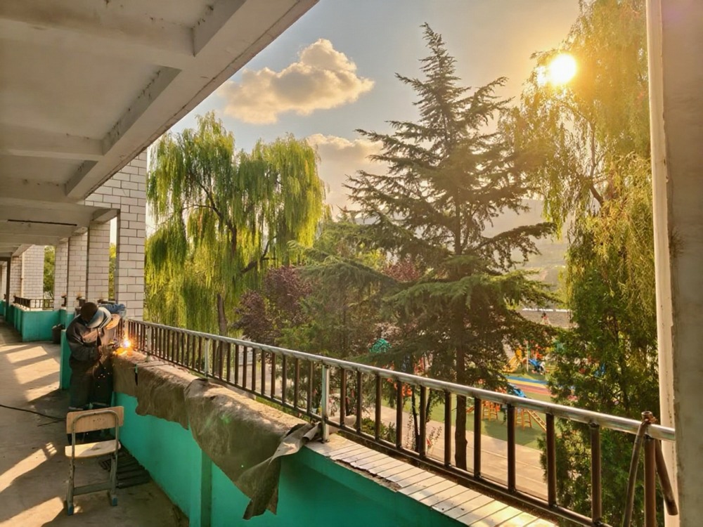 助力地方教育，護(hù)航學(xué)子平安——陜煤建設(shè)礦建二公司安裝項(xiàng)目部為卓立小學(xué)教學(xué)樓安裝防護(hù)欄桿