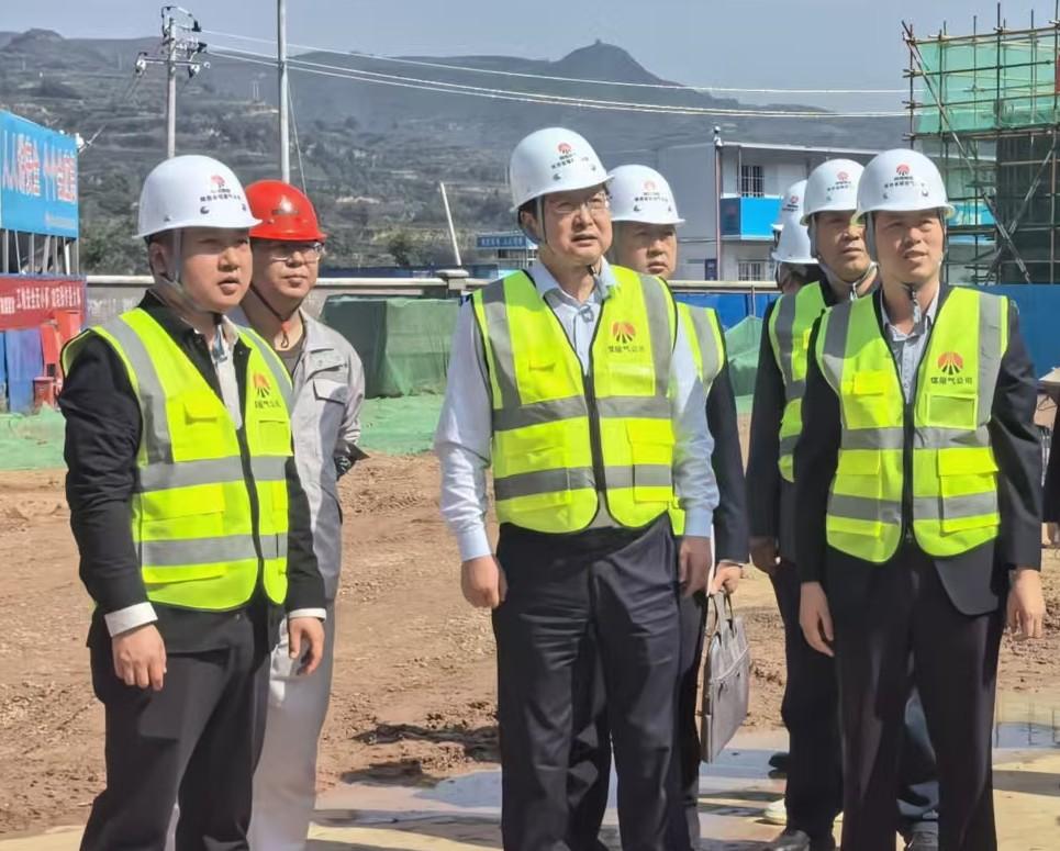 陜西省煤層氣黨委委員、紀(jì)委書記董巨國一行深入天工公司土建第二十一項(xiàng)目部開展節(jié)前檢查指導(dǎo)工作