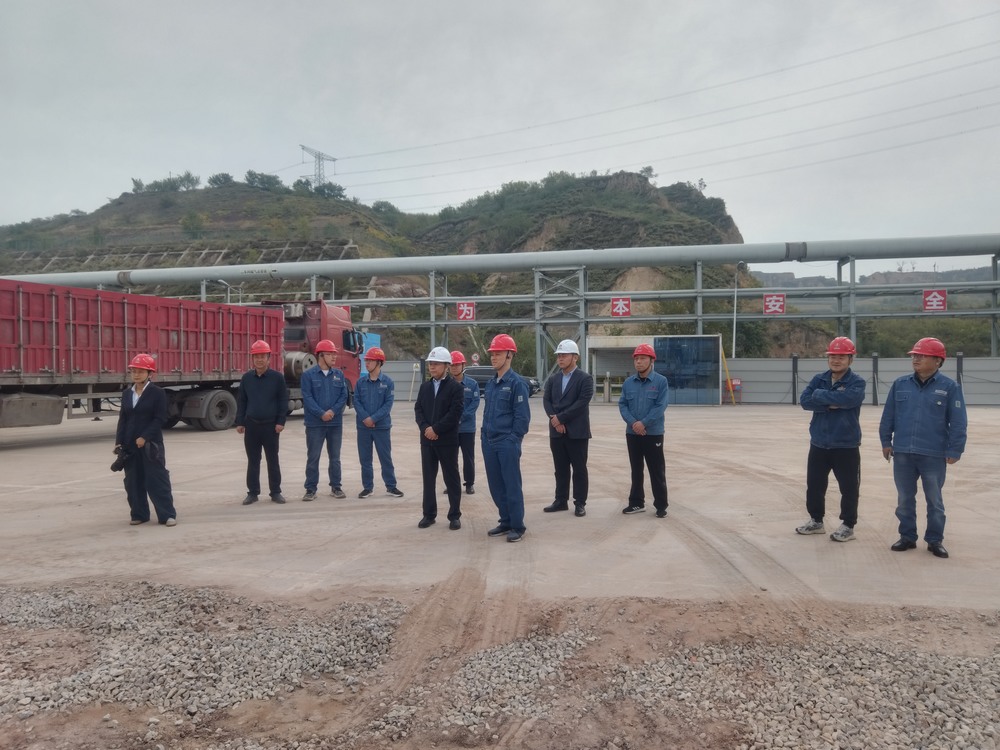 陜煤集團(tuán)府谷能源開發(fā)有限公司黨委書記、 董事長李寧蒞臨陜西新元潔能有限公司電石廠電池儲(chǔ)能調(diào)峰項(xiàng)目檢查指導(dǎo)工作