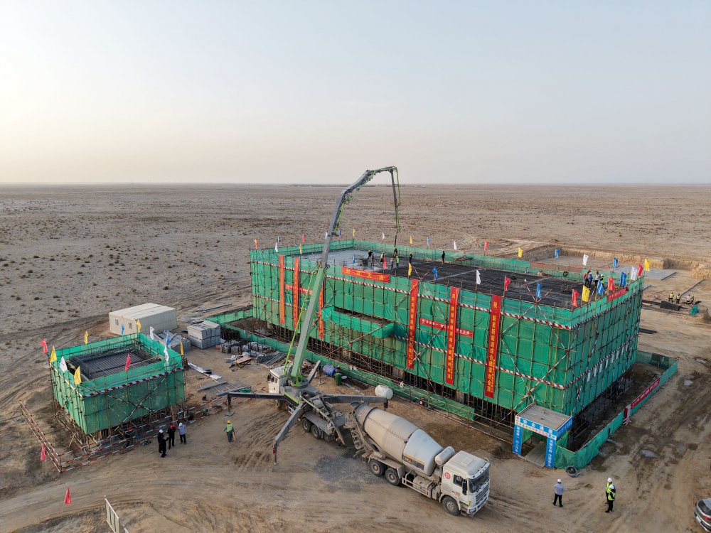 陜煤集團(tuán)新疆公司兵團(tuán)第十三師新星市30萬(wàn)千瓦光伏發(fā)電項(xiàng)目升壓匯集站生產(chǎn)綜合樓、警衛(wèi)傳達(dá)室順利封頂