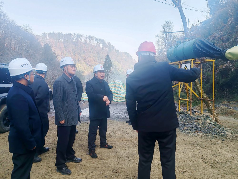 陜煤集團總經理助理、陜煤電力集團黨委書記、董事長馮平安一行深入西鄉(xiāng)抽蓄電站勘探平硐項目現場檢查指導前期準備工作