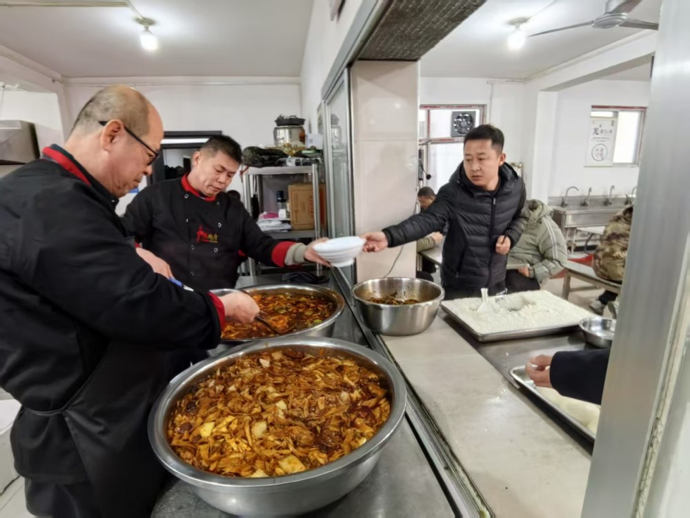 陜煤建設煤礦運營服務分公司：一線寒冬，后勤送暖