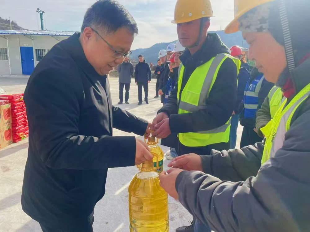 韓城市委副書記張景鋒赴陜煤建設(shè)韓城分公司承建的韓城北站物流集運中心工程項目施工現(xiàn)場慰問一線職工