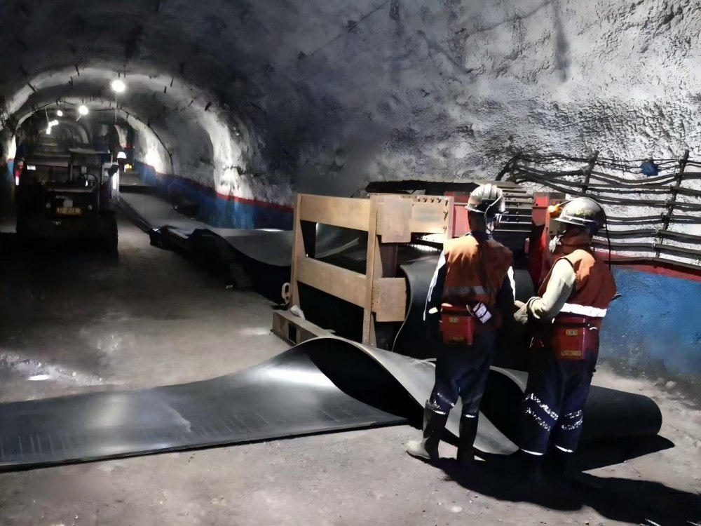 陜煤建設(shè)機(jī)電安裝公司建莊項(xiàng)目部順利完成四盤區(qū)膠帶機(jī)延伸檢修任務(wù)?